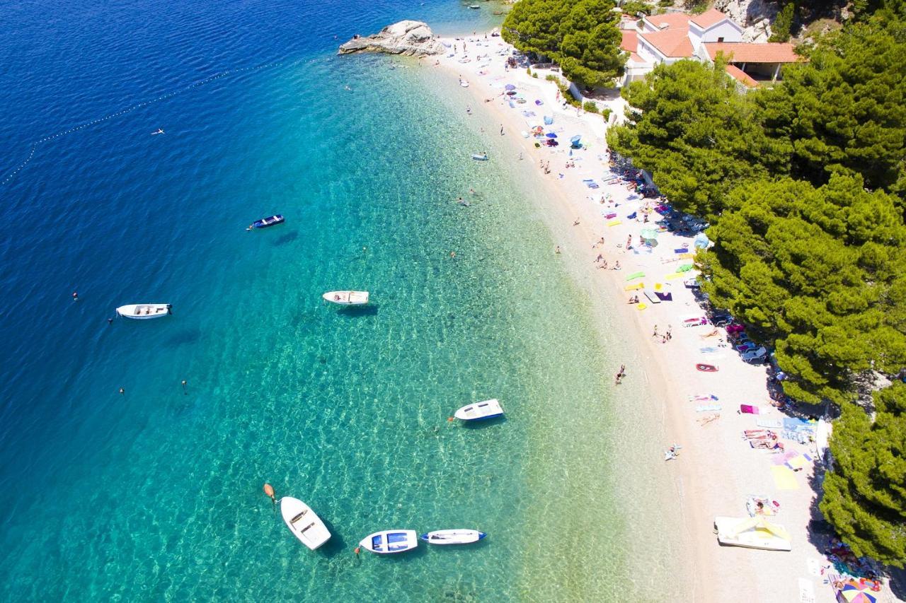 Apartments By The Sea Brela, Makarska - 16065 外观 照片