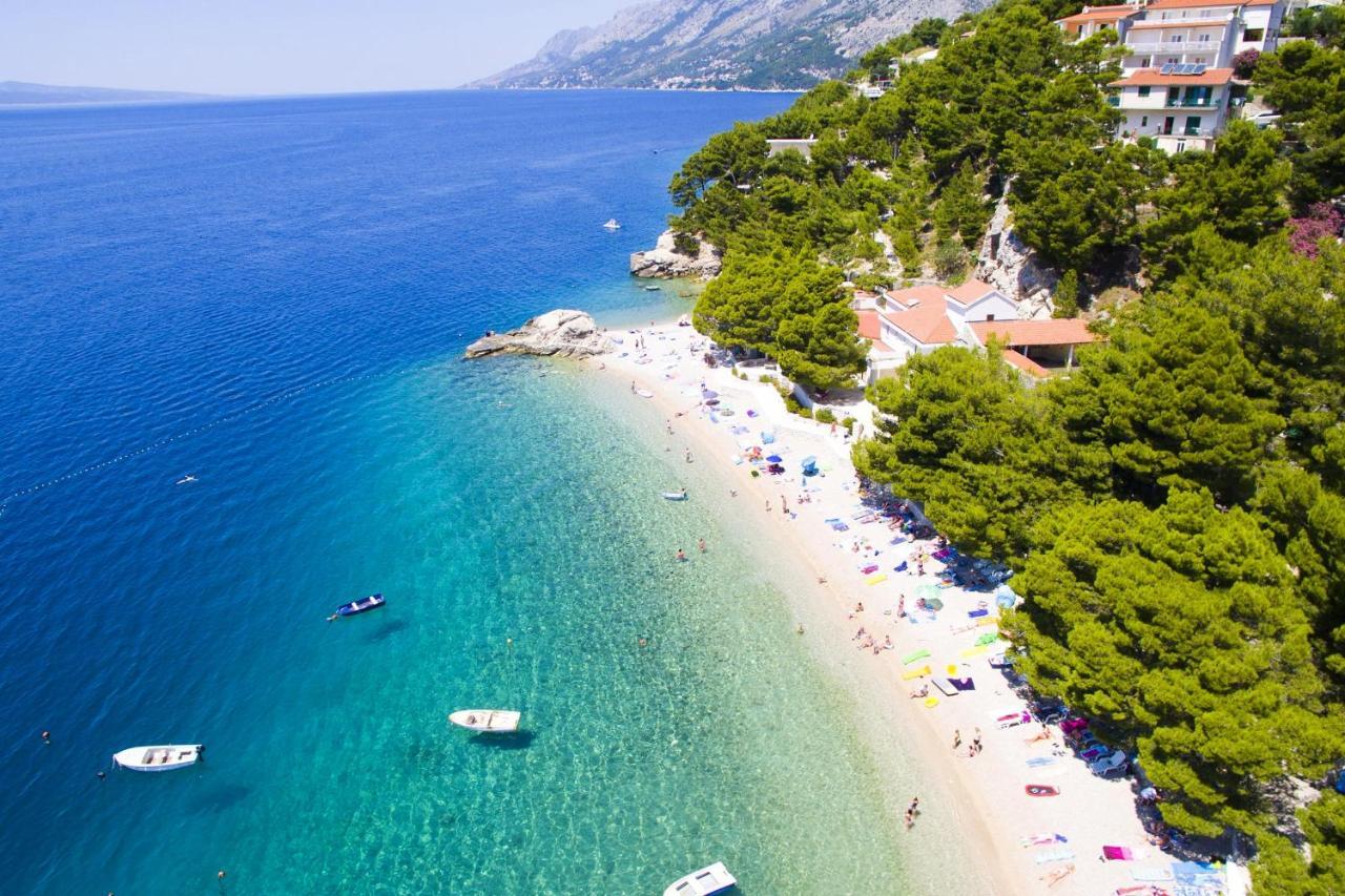 Apartments By The Sea Brela, Makarska - 16065 外观 照片